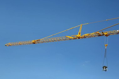 Mavi gökyüzüne karşı inşaat vinci