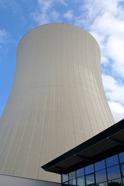 Bir nükleer santralin soğutma kulesi.