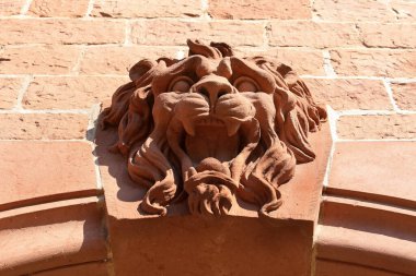 Taştan yapılmış aslan kafası.