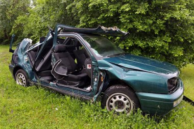 Yeşil araba kazası, yakın plan.