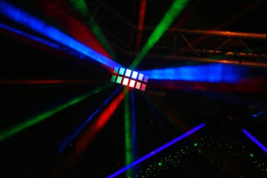Kulüpteki disko ışıkları.