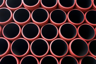 kırmızı istiflenmiş borular, yakın plan