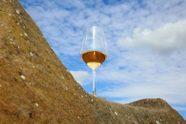 Şarap kadehi ve gül şarabı.