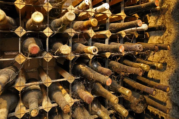 Vecchie Bottiglie Vino Cantina — Foto Stock