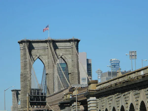 Brooklyn tarafında Brooklyn Köprüsü'nün rampa