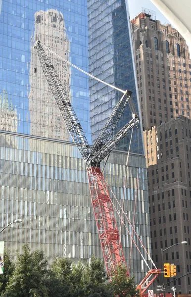 Özgürlük Kulesi karşı inşaat Crane'le şehir merkezindeki yüksek katlı bina yansıması