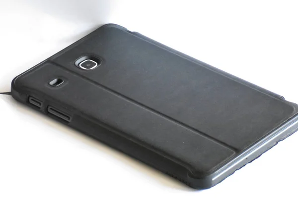 Tablet, beyaz arka plan üzerinde siyah bir durumda kamera objektifi ile