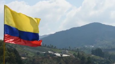 Güneşli bir öğleden sonra Hills arka planda uçan Kolombiyalı bayrak