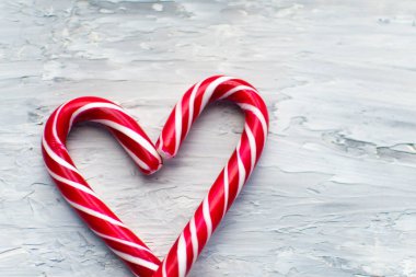 Beyaz arka planda Noel ağacında Noel oyuncakları