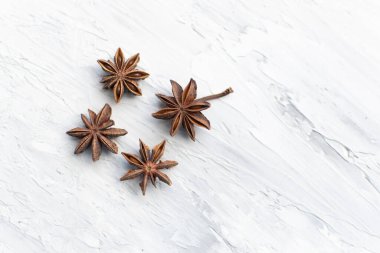 Beyaz arka planda sıcak şarap (yıldız anason ve tarçın) yapmak için baharatlar