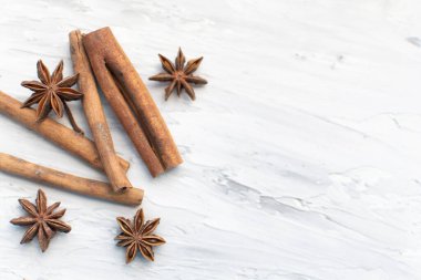 Beyaz arka planda sıcak şarap (yıldız anason ve tarçın) yapmak için baharatlar