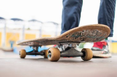 Genç bir adam kaykaya atlamakla meşgul. Eski bir kaykay. Gençler arasında aktif spor. yaralanmaya eğilimli spor