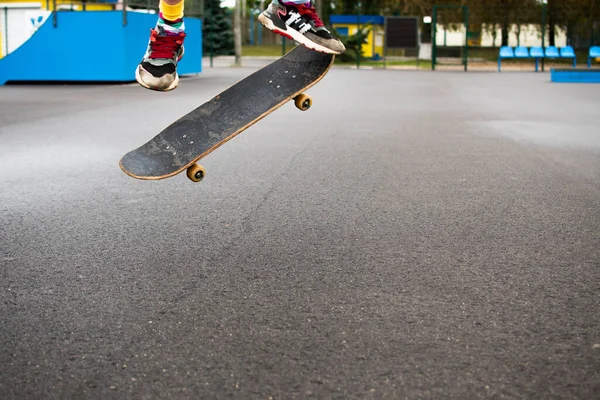 Ragazzo Impegnato Saltare Uno Skateboard Vecchio Skateboard Sport Attivo Tra — Foto Stock