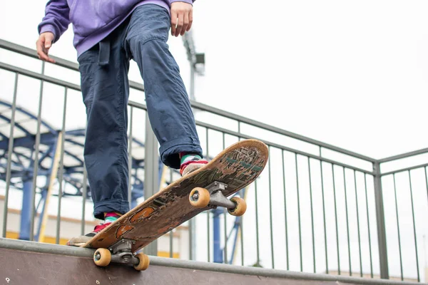 Joven Dedica Saltar Monopatín Viejo Monopatín Deporte Activo Entre Los — Foto de Stock