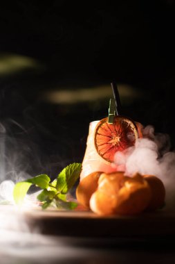 Baharat, nane ve mandalinalı aromatik sonbahar ve kış içeceği. Karanlık bir arka planda, bir evde. Noel içeceği