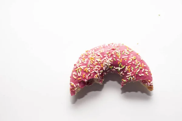 Donut Medio Comido Yacía Sobre Fondo Blanco Aislar — Foto de Stock