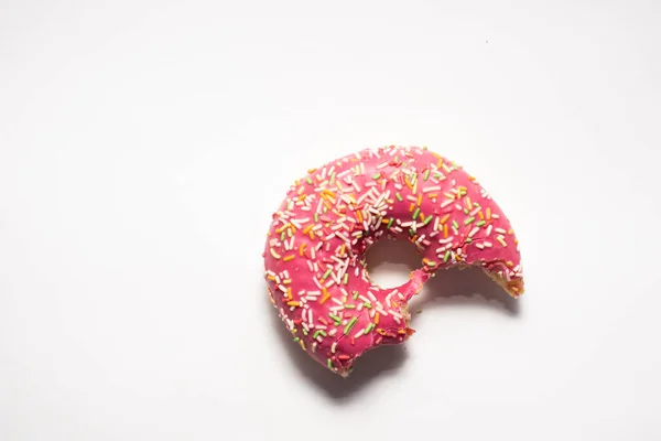 Donut Medio Comido Yacía Sobre Fondo Blanco Aislar — Foto de Stock