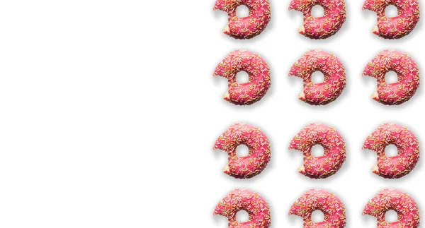 Knabberten Rosa Donuts Mit Streusel Auf Hellrosa Hintergrund Futter Von — Stockfoto