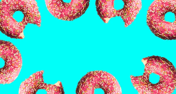 Knabbelde Roze Donuts Met Hagelslag Een Licht Roze Achtergrond Diervoeders — Stockfoto