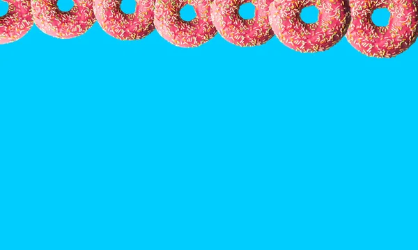 Knabberten Rosa Donuts Mit Streusel Auf Hellrosa Hintergrund Futter Von — Stockfoto