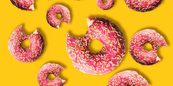 Knabbelde Roze Donuts Met Hagelslag Een Licht Roze Achtergrond Diervoeders — Stockfoto