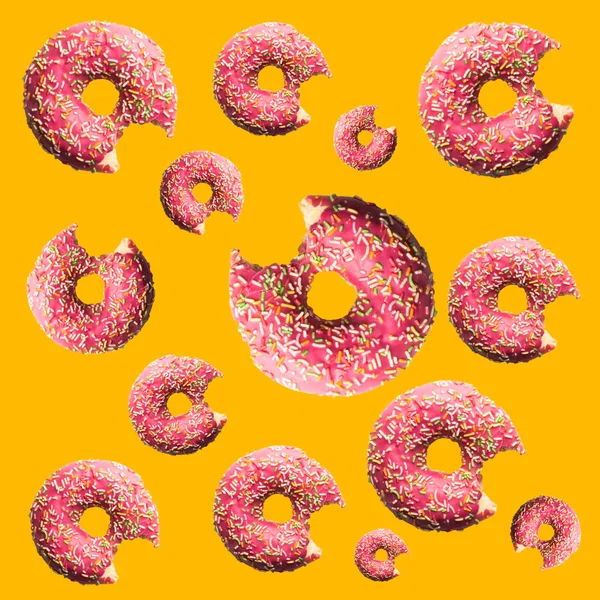 Knabbelde Roze Donuts Met Hagelslag Een Licht Roze Achtergrond Diervoeders — Stockfoto