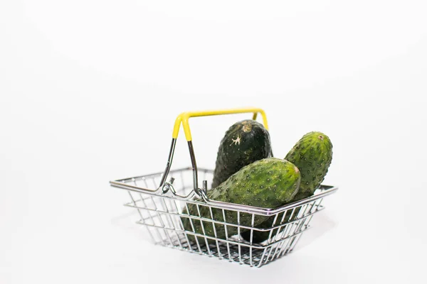 Malý Nákupní Košík Obsahuje Čerstvou Zeleninu Rajčata Okurky Bílém Pozadí — Stock fotografie
