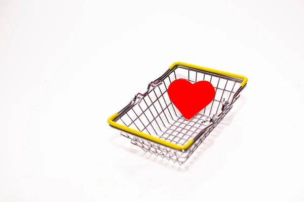 Rotes Herz Das Einem Kleinen Einkaufskorb Auf Weißem Hintergrund Liegt — Stockfoto