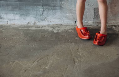 komik annenin bebeğin ayak ayakkabı kırmızı ayakkabılar