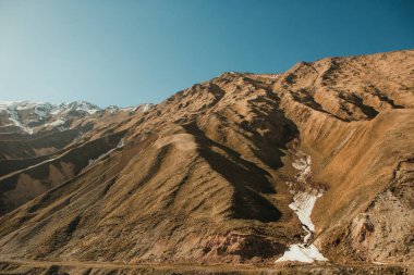 Dağlık kayalık ridge mavi gökyüzü güneş ışınları ile karşı