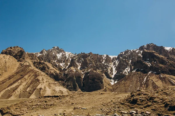 büyük geçit ve yüksek dağ zirveleri karla