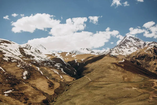 Personas Pequeñas Coches Carretera Escalar Una Montaña Con Pico Nevado — Foto de Stock