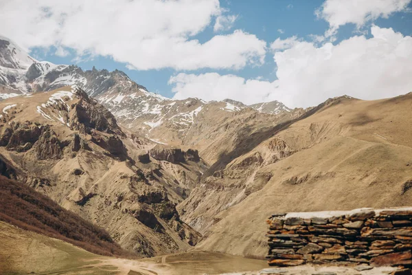 Camino Montaña Kazbeka Con Una Valla Piedra Una Vista Cordillera — Foto de Stock