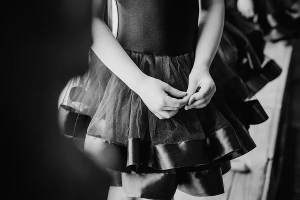 Menina Dançarina Está Esperando Por Seu Desempenho Está Experimentando Esticando — Fotografia de Stock