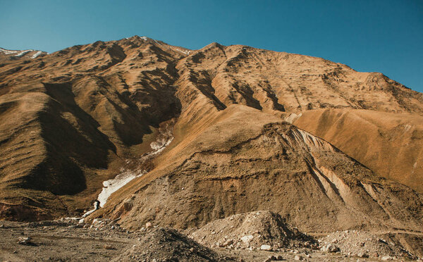 Горный хребет каменистый на фоне голубого неба
