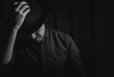 siyah şapkalı bir sakallı başını virajlı