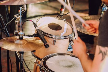 aletleri bir konserde oynamak yemek çubukları ile davulcu