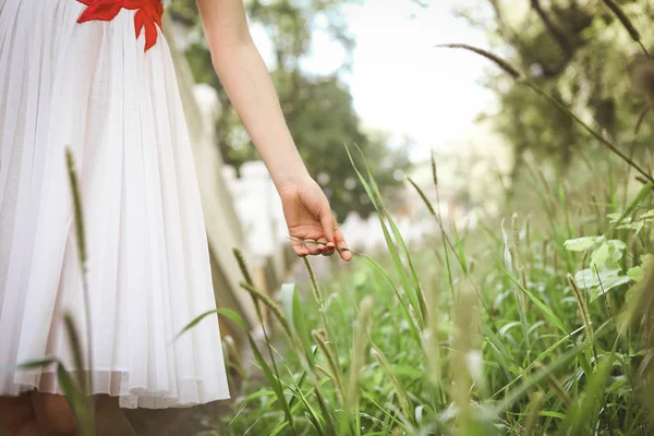 Menina Vestido Passeia Fora Parque Toca Mão Grama Alta — Fotografia de Stock