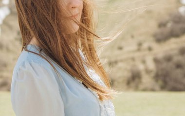 Dağları nın arka plan üzerinde elbise kız gelin