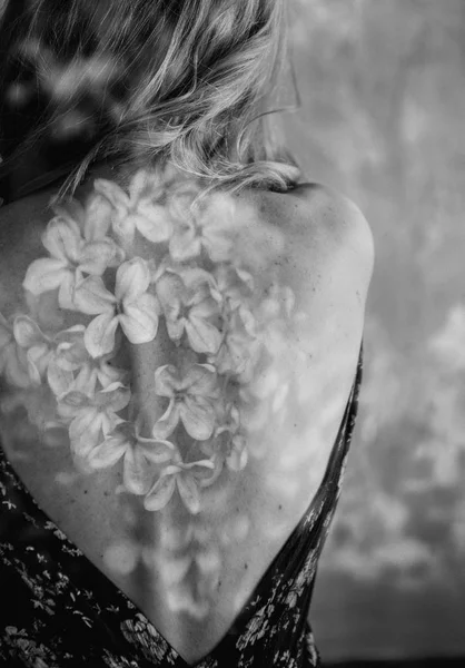 Kız Geri Leylak Üzerinde Geri Birden Fazla Pozlama Omuzlar Çiçekli — Stok fotoğraf
