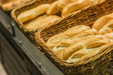 sepet içinde belgili tanımlık çarşı içinde ekmek yapım ürünleri