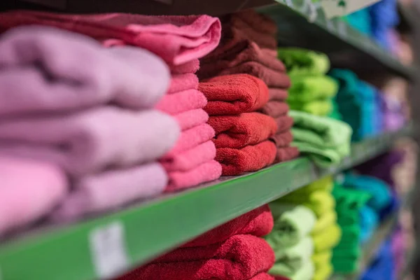 在市场上货架上的棉花特里彩色毛巾 — 图库照片