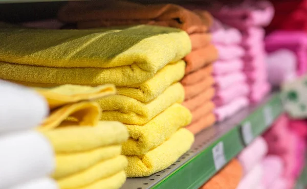 在市场上货架上的棉花特里彩色毛巾 — 图库照片