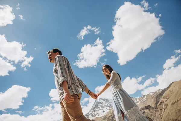 Pareja Enamorada Sostener Sus Manos Contra Fondo Una Montaña Nevada — Foto de Stock