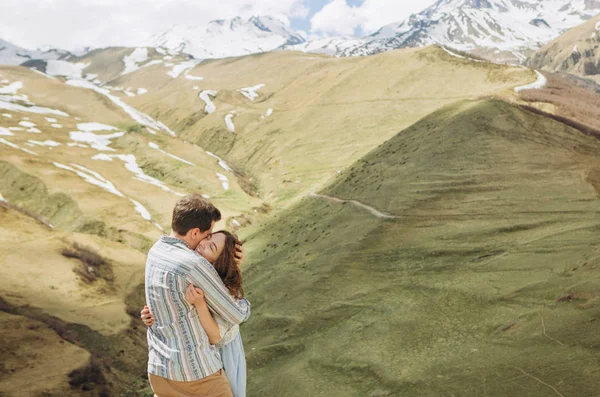 Gürcü Kaç Aşk Içinde Yüksek Dağları Nın Arka Plan Kucaklayan — Stok fotoğraf