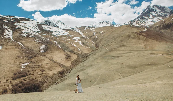 Pareja Cariñosa Abrazándose Sobre Fondo Altas Montañas Nevadas Cielo — Foto de Stock