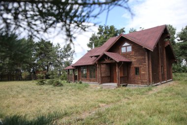 Güzel doğa ile bir köyde iki katlı ahşap evi