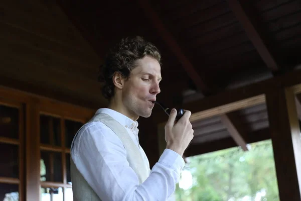 Man Stylish Clothes Smokes Pipe Cottage — Stock Photo, Image