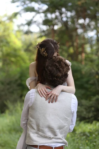 Couple Amoureux Dans Forêt Câlins Baisers — Photo