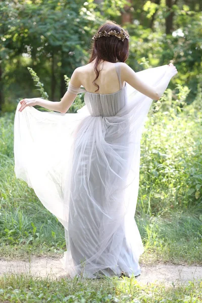 Menina Elegante Vestido Elegante Está Girando Floresta Caminho — Fotografia de Stock